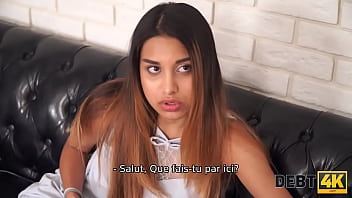 Debt4k un agent de recouvrement fait irruption dans l'appartement des modèles et la baise