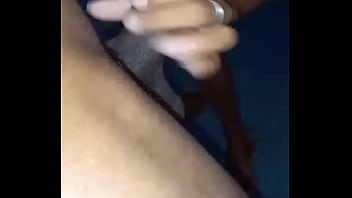 Esposa liberada dá uma boa chupada em desconhecidos sem camisinha e seu corno feliz