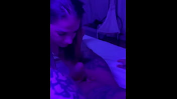 Meu cuzinho estava piscando e o cria me ajudou meteu gostoso na minha bundinha