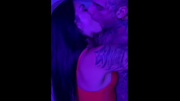 Meu cuzinho estava piscando e o cria me ajudou meteu gostoso na minha bundinha