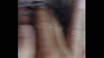 Un amigo dedea a mi lucía y ase que sé venga a chorros