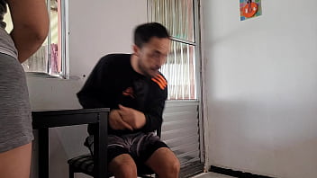 Era só um café da manhã até a enteada sentar no colo do padrasto Era só um café da manhã até a enteada sentar no colo do padrasto