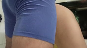 Estoy ordenando la cocina y mi hermanastro me sorprende y me llena el culo de leche que rico