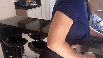 Cheguei em casa e a faxineira estava de calça legging fiquei com um puta tesão e acabei oferecendo dinheiro em troca de sexo