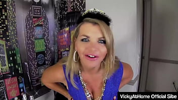 Vicky vette celebrates the new year sucking his boyfriend's cock