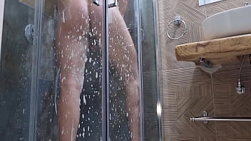 Arrapato e sexy in doccia sega con gemiti e sborrata sotto la doccia ragazzo hot gode in doccia