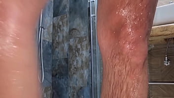 Arrapato e sexy in doccia sega con gemiti e sborrata sotto la doccia ragazzo hot gode in doccia