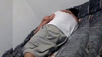 Tremenda puti apenas termina con su novio y busca consuelo en la cama de su mejor amigo para darle sentones