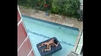 Caiu na net trepando na piscina