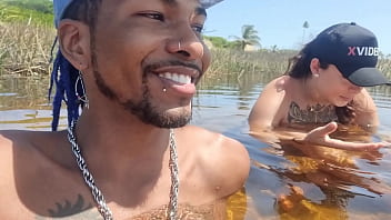 Novinha branquinha gostosa conhecendo a praia de nudismo primeira vez bruninha fonseca & joao o safado