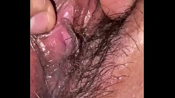 Le toco su vagina y se masturba