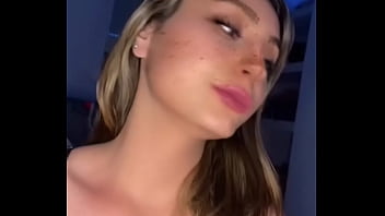 Rubia influencer le hace mamada a desconocido