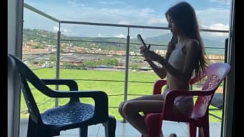 Viendo el pasaje mi hermanastra se pone ganosa d meterle mi gran polla historia completa