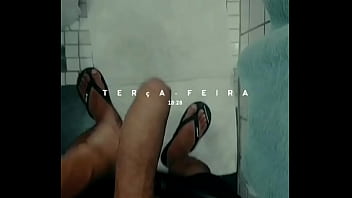 Novinho Dotado Colocando O Pau Pra Fora thumbnail