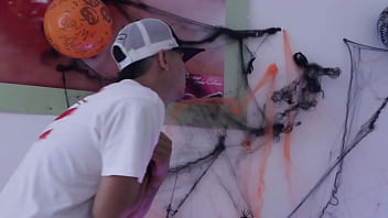 Mujer caliente atrapo a un chico en la fiesta de halloween y selo follo muy fuerte