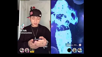 Tetona se desnuda con reto de filtro azul