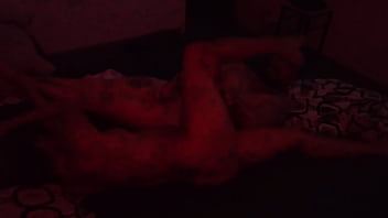 Una noche caliente mientras sudan se tocan se masturban acaban rozándose hasta no poder mas