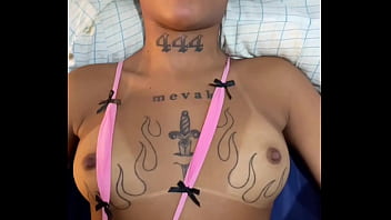 Pretinha mika veio sentar pro negão bem gostoso