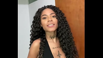 Pretinha mika veio sentar pro negão bem gostoso