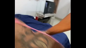 Pretinha mika veio sentar pro negão bem gostoso