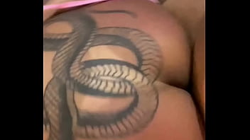 Pretinha mika veio sentar pro negão bem gostoso