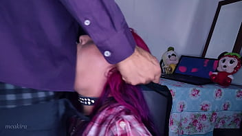 Submissa de cabelos roxos encoleirada apanhando na cara e mamando seu mestre deepthroat e fuckface