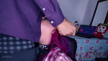 Submissa de cabelos roxos encoleirada apanhando na cara e mamando seu mestre deepthroat e fuckface