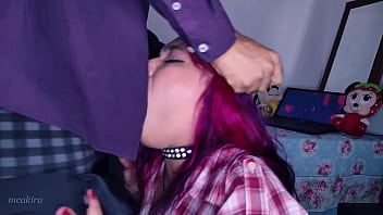 Submissa de cabelos roxos encoleirada apanhando na cara e mamando seu mestre deepthroat e fuckface