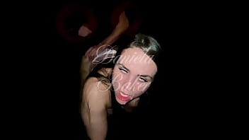 Dando o cuzinho no glory hole