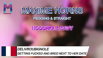 Pendant que davy parlait de pâte à pizza je me faisais trouer le cul avec un gode monstrueux et quand e