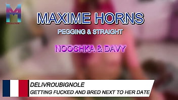 Pendant que davy parlait de pâte à pizza je me faisais trouer le cul avec un gode monstrueux et quand e