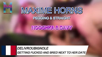 Pendant que davy parlait de pâte à pizza je me faisais trouer le cul avec un gode monstrueux et quand e