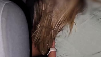 Fui namorar com meu negão em um bar e de lá ele me comeu no carro e o corno dirigindo