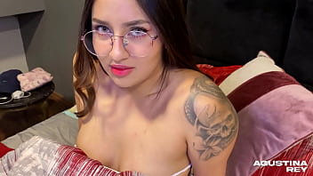 Dejaron plantada a la puta de mi hermanastra y aprovecho para follarle el ojete apretado y se traga mi esperma