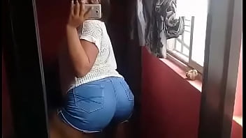 Culona morena sabrosa tan pequeña