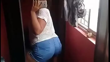 Culona morena sabrosa tan pequeña