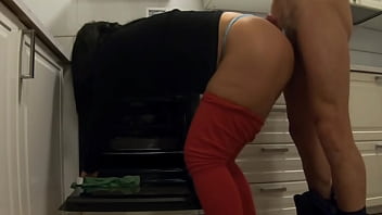 Mientras esperaba a mi novia me follé a su madrastra limpiando la cocina ella me deja hacerlo y correrse en su culo
