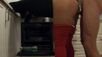 Mientras esperaba a mi novia me follé a su madrastra limpiando la cocina ella me deja hacerlo y correrse en su culo