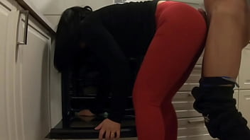 Mientras esperaba a mi novia me follé a su madrastra limpiando la cocina ella me deja hacerlo y correrse en su culo