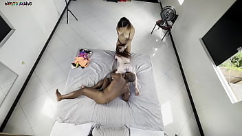 Mostramos nossas calsinhas velhas pra ele e ja quis logo trepar