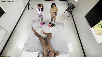 Mostramos nossas calsinhas velhas pra ele e ja quis logo trepar