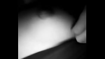 Perrita quiere semen en las tetas