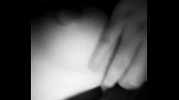 Perrita quiere semen en las tetas