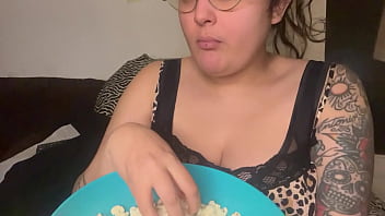 Fetish sexy mouth crunchy popcorn