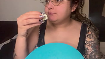 Fetish sexy mouth crunchy popcorn