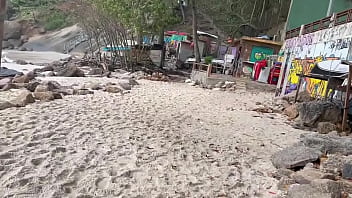 O safado me levou para a praia começou uma putaria e acabei dando meu cu pra ele