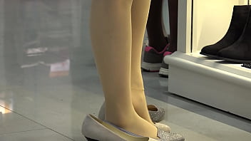 丝袜脚，街拍，鞋店丝袜