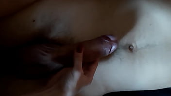 Дрочит нежно так что чувствуется на себе