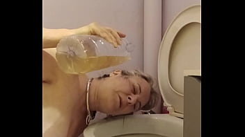 2024 09 10 esclave f la lèche chiottes