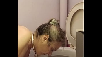 2024 09 10 esclave f la lèche chiottes